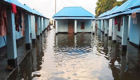 কালিয়ায় পানিতে ভাসছে প্রধানমন্ত্রীর উপহারের ঘর