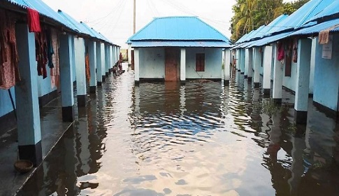 কালিয়ায় পানিতে ভাসছে প্রধানমন্ত্রীর উপহারের ঘর