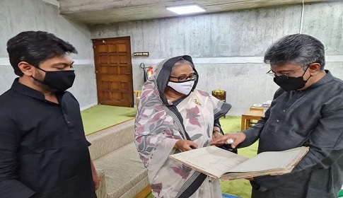 মুক্তিযুদ্ধকালীন মূল্যবান একটি ডায়েরি প্রধানমন্ত্রীর কাছে হস্তান্তর
