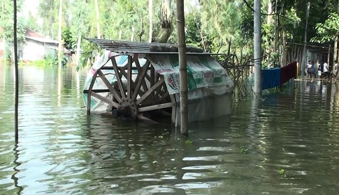 পানিতে ভাসছে সিরাজগঞ্জের তাঁত কারখানা