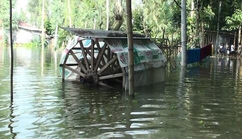 পানিতে ভাসছে সিরাজগঞ্জের তাঁত কারখানা 