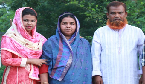 মেয়ে বিসিএসে উত্তীর্ণ হওয়ায় কৃষকের ঘরে আনন্দের বন্যা