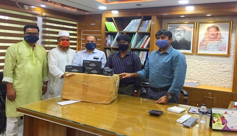 সিংড়ায় স্কুল-কলেজে মাস্ক দিলেন পলক