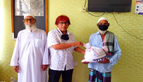 উপজেলা চেয়ারম্যানকে ফোন করে খাদ্য ও অর্থ সহায়তা পেলো ৮০ পরিবার