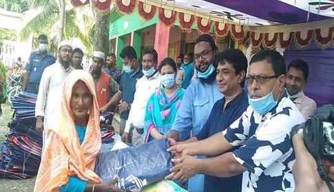 রাজারহাটে তিস্তার ভাঙনে বাস্তুভিটা ৭০০ পরিবারের মাঝে ত্রিপাল বিতরণ