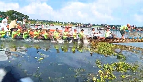 বোয়ালমারীতে ঐতিহ্যবাহী নৌকা বাইচ অনুষ্ঠিত