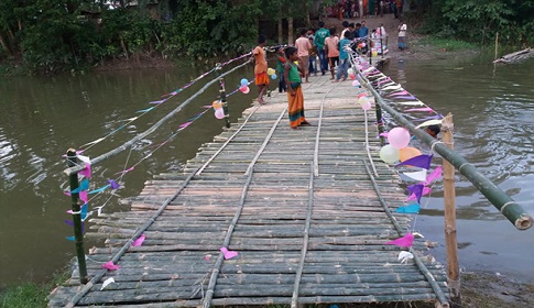 কুড়িগ্রামের চরাঞ্চলে প্রবাসীদের সহায়তায় ভাসমান সাঁকো তৈরিতে ২ হাজার মানুষের স্বস্তি