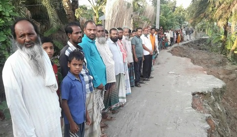 বড়াইগ্রামে বেহাল রাস্তা সংস্কারের দাবিতে মানববন্ধন