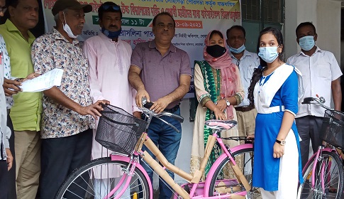 লোহাগড়ার ৫০ দরিদ্র শিক্ষার্থী পেল বাইসাইকেল