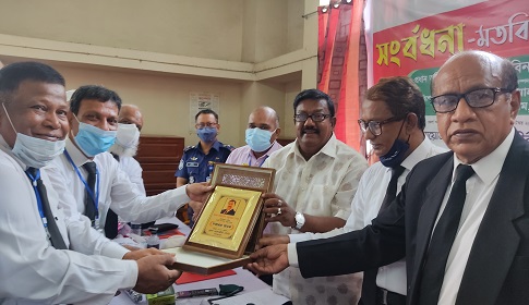 সিরাজগঞ্জ জেলা আইনজীবী সমিতির পক্ষ থেকে সিনিয়র সচিব আনোয়ার অপুকে সংবর্ধনা