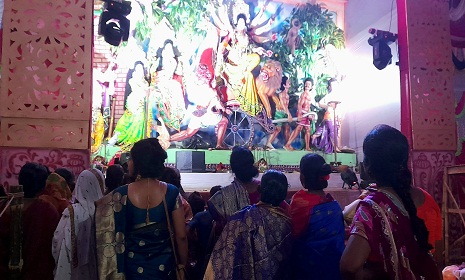 বৃষ্টি উপেক্ষা করে মণ্ডপে মণ্ডপে দর্শনার্থীদের ভিড়