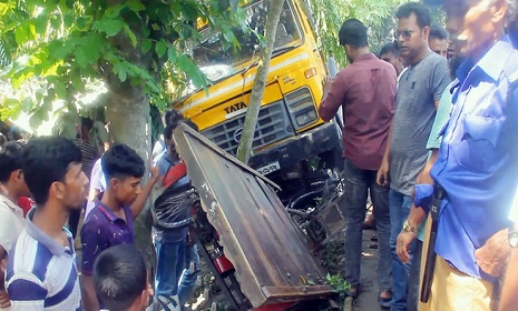 ঈশ্বরদীতে ট্রাকের সঙ্গে মোটরসাইকেল-অটোভ্যান সংঘর্ষ, নিহত ৩