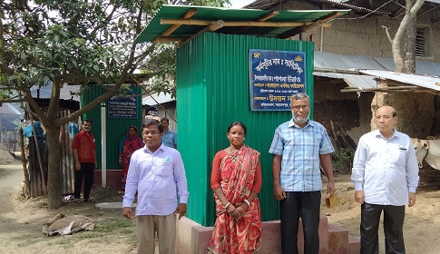 নওগাঁয় আদিবাসী পল্লীতে বিনামূল্যে স্বাস্থ্য সম্মত স্যানিটারি ল্যাট্রিন বিতরণ 