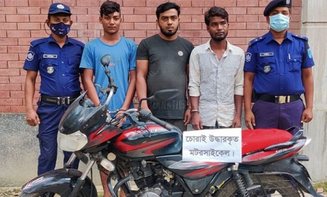 রাজবাড়ীতে চোরাই মোটরসাইকেলসহ আটক ৩