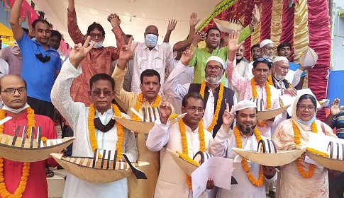 চাটমোহরে নৌকা প্রতীকের ১১ প্রার্থীর মাঝে দলীয় মনোনয়নপত্র বিতরণ