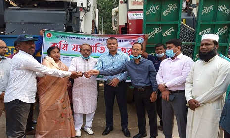 ঝিনাইদহে কৃষকদের মাঝে হারভেস্ট মেশিন প্রদান