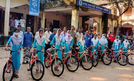 সুনামগঞ্জে স্কুল ছাত্রীদের বাই সাইকেল দিলেন ইউপি চেয়ারম্যান