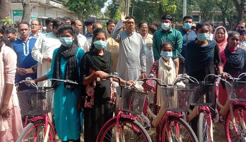 মহাদেবপুরে ক্ষুদ্র নৃ-গোষ্ঠী শিক্ষার্থীদের মাঝে প্রধানমন্ত্রীর উপহার বাইসাইকেল ও উপবৃত্তির অর্থ বিতরণ