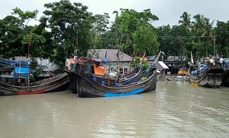 ঘূর্ণিঝড় জাওয়াদ আতঙ্কে শত শত ফিশিং ট্রলার নিরাপদ আশ্রয়ে
