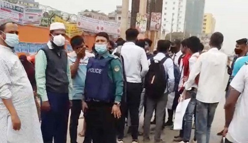 টঙ্গীতে হাফভাড়ার দাবিতে সড়ক অবরোধ