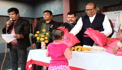 বড়াইগ্রামে খ্রিস্টান আদিবাসী শিশুদের বড়দিনের পোশাক দিলেন এমপি কুদ্দুস