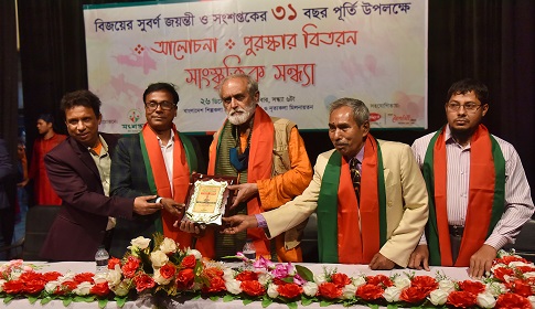 ভ্রমণ সাহিত্যে সংশপ্তক পদক পেলেন উদয় হাকিম