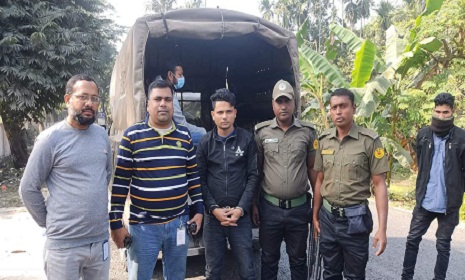 বড়াইগ্রামে ইয়াবাসহ ফার্মেসী মালিক আটক