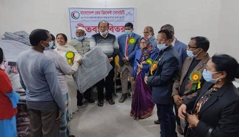 নড়াইলে রেডক্রিসেন্ট সোসাইটির কম্বল বিতরণ