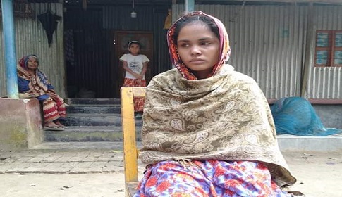 বোয়ালমারীতে বিয়ের দাবিতে প্রেমিকের বাড়িতে প্রেমিকার অনশন
