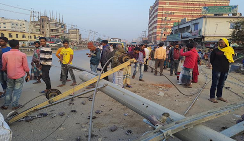 গাজীপুরে পল্লী বিদ্যুতের অবহেলায় বৈদ্যুতিক খুটি পড়ে আহত ৩