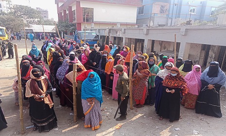 প্রথমবারের মতো ইভিএম পদ্ধতিতে ভোট দিতে পারায় আনন্দিত ভোটাররা