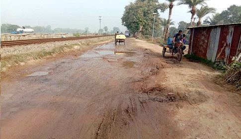 আত্রাইয়ে রেললাইন সংলগ্ন বাইপাস সড়কের বেহালদশা