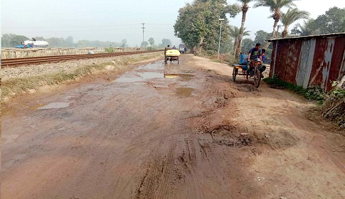 আত্রাইয়ে রেললাইন সংলগ্ন বাইপাস সড়কের বেহালদশা