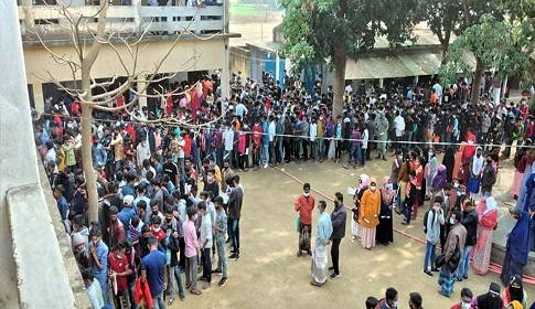 রাণীনগরে টিকার জন্য শিক্ষার্থীদের কাছ থেকে টাকা আদায়ের অভিযোগ