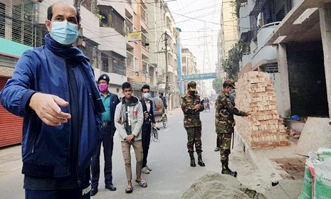 ‘রাস্তায় মালামাল রেখেছো, মানুষ হাঁটবে না?’