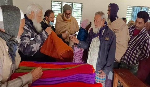 পলাশবাড়ীতে বীর মুক্তিযোদ্ধার উদ্যোগে অসহায় পরিবারের মাঝে কম্বল বিতরণ