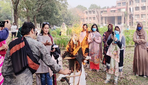 শাবি ভিসির কুশপুতুল দাহ করল জাবি শিক্ষার্থীরা