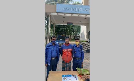 দেবহাটায় অস্ত্র, গুলি ও ইয়াবাসহ চোরাচালানী গ্রেফতার