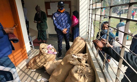 তালায় অরক্ষিত অবস্থায় ব্যালট পেপার রাখার অভিযোগ, ফেরত পাঠাল আদালত