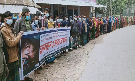 লোহাগড়ায় সন্ত্রাসী কার্যকলাপের প্রতিবাদে মানববন্ধন ও সংবাদ সম্মেলন