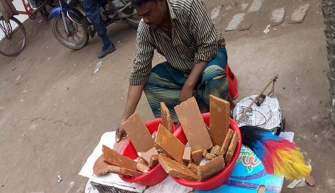 বোয়ালমারীতে চিনির সাথে বিষাক্ত কেমিক্যাল ও আলু মিশিয়ে তৈরি হচ্ছে খেজুরের গুড়!