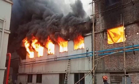 বন্দরে রপ্তানিমুখী পোশাক কারখানায় ভয়াবহ আগুন