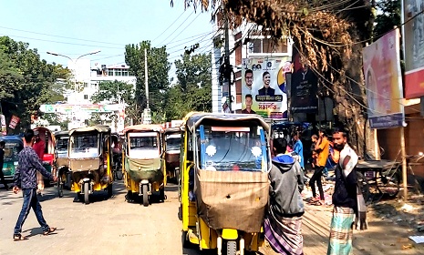 হবিগঞ্জ শহরে দাপিয়ে বেড়াচ্ছে অবৈধ টমটম দানব