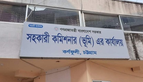 তিন বছর চাকরি করে বেতনও নেই চাকরিও নেই!