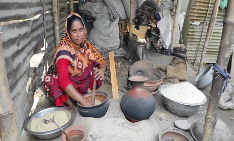 মুড়ি ভেজেই জীবিকা নির্বাহ করেন মোদক সম্প্রদায়ের শত শত পরিবার