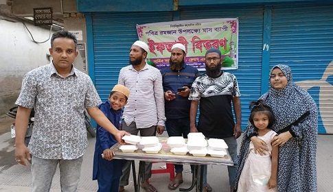 অসহায় মানুষকে প্রতিদিন ইফতার দেন মাগুরার কয়েক তরূণ তরূণী