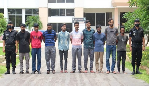 নারায়ণগঞ্জে বিপুল দেশীয় অস্ত্র-ককটেলসহ ৯ ডাকাত গ্রেপ্তার