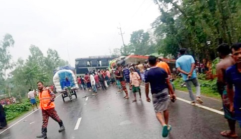 টাঙ্গাইলে দুই বাসের মুখোমুখি সংঘর্ষ বাস চালক নিহত