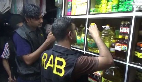 বড়াইগ্রামে ৬ হাজার ৬০০ লিটার সয়াবিন তেল জব্দ