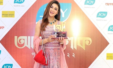 কলকাতায় আবারও সেরা অভিনেত্রীর পুরস্কার পেলেন জয়া